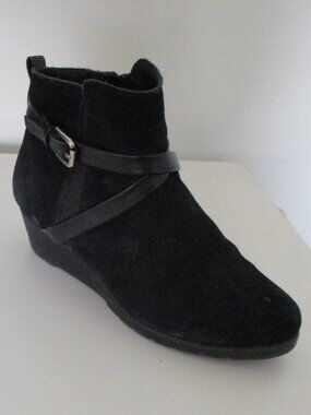Bass Womens Black Suede 1.5" Wedge Ankle Bootie - Size 8W